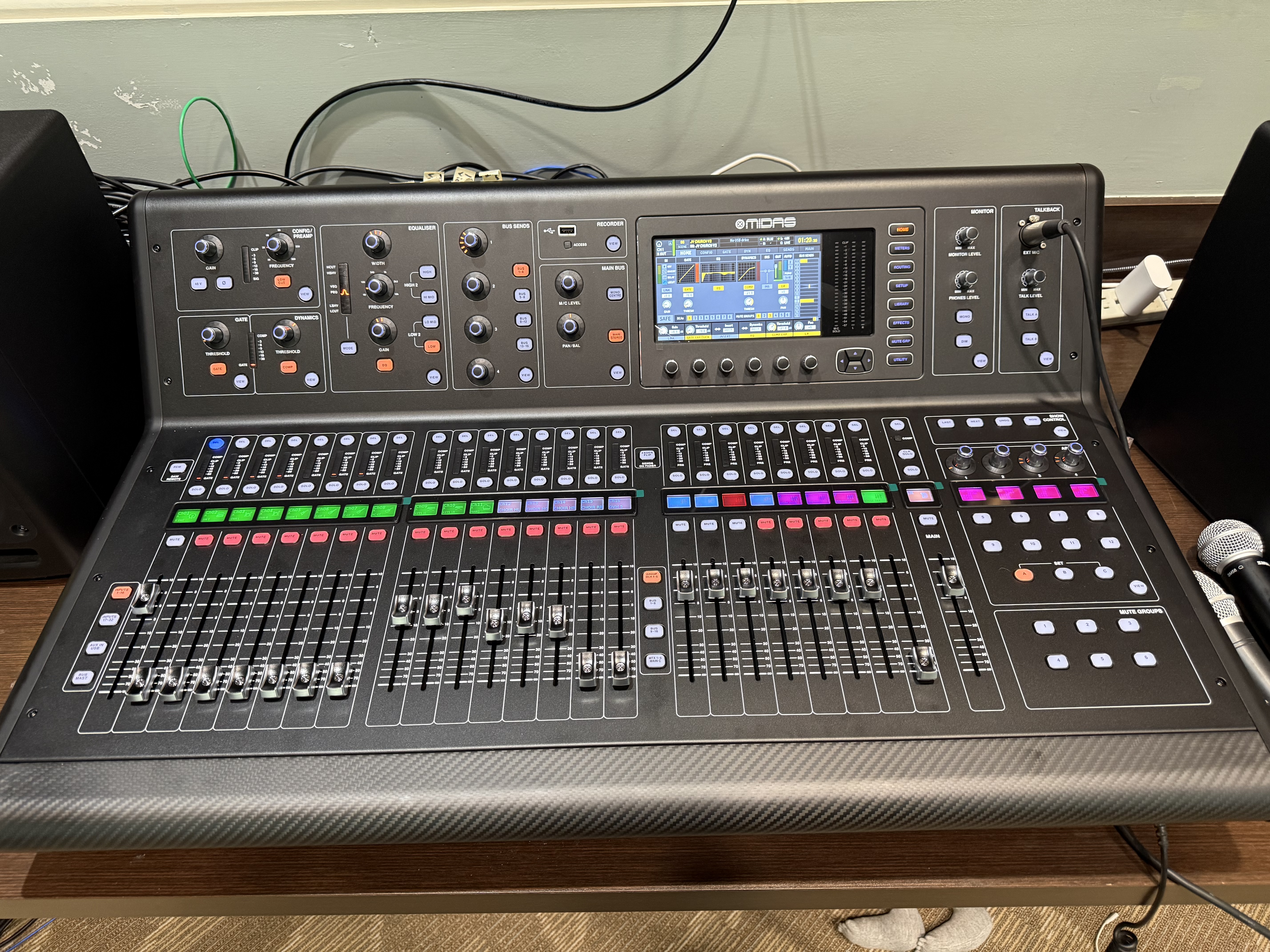 Front overview of the Midas M32 LIVE console