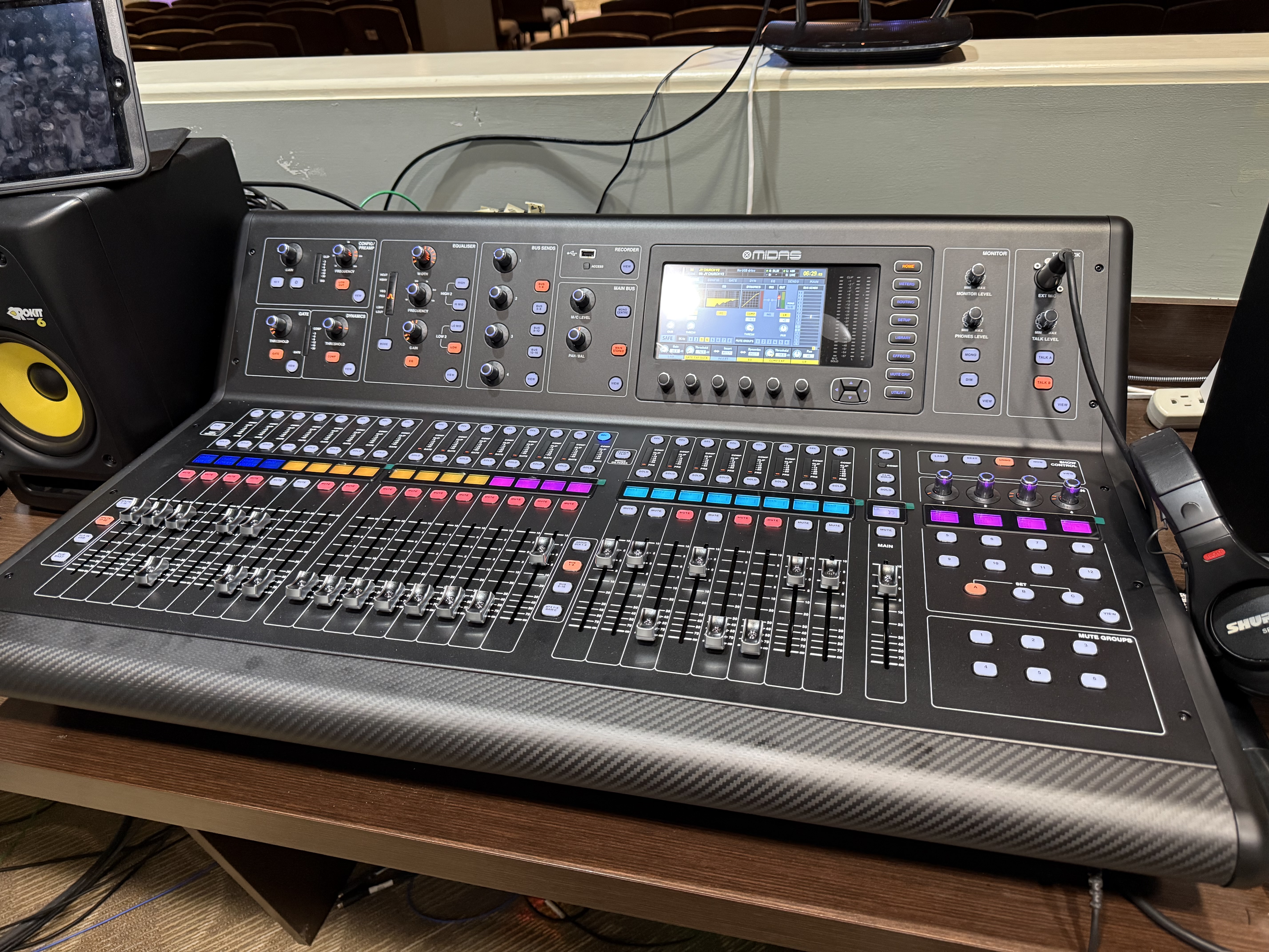 Midas M32 LIVE digital mixing console
